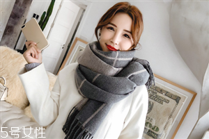 冬天系圍巾怎么扎頭發？適合搭配羽絨服的發型