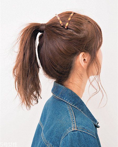 冬天系圍巾怎么扎頭發？適合搭配羽絨服的發型