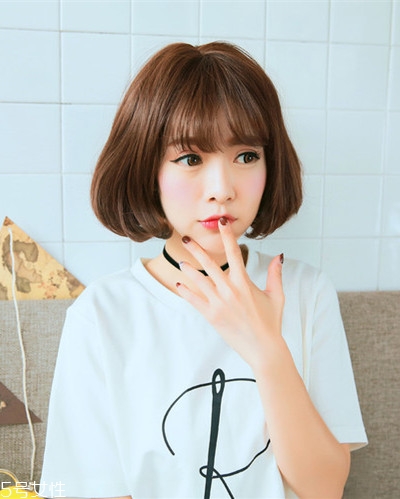 小個子女生適合什么發型？蓬松隨意效果