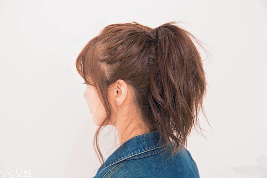 冬天系圍巾怎么扎頭發？適合搭配羽絨服的發型