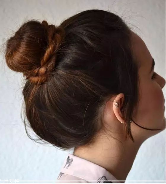 冬天系圍巾怎么扎頭發？適合搭配羽絨服的發型
