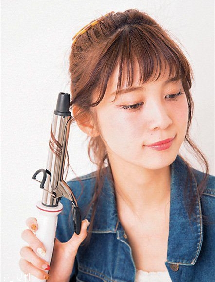 冬天系圍巾怎么扎頭發？適合搭配羽絨服的發型