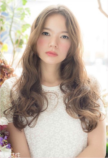 小個子女生適合什么發型？蓬松隨意效果
