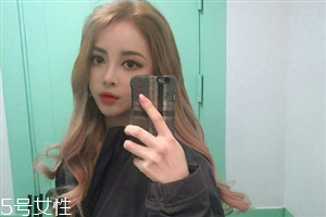 秋冬適合什么顏色的頭發？再燙個卷發更秋冬