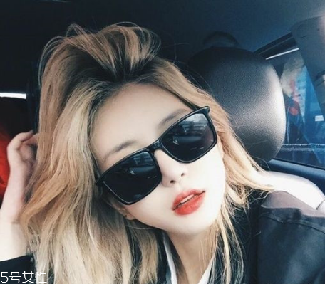 秋冬適合什么顏色的頭發？再燙個卷發更秋冬