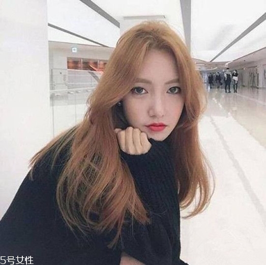 2018冬天流行什么發色？簡單漂亮的披肩發