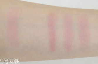 makeup revolution心形腮紅好用嗎？微閃蜜桃色彩