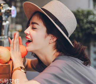 戴什么帽子顯臉?。繉掗苊弊屇樋雌饋硇?></p><p>寬檐帽搭配長裙的時候就會多一份飄逸感和灑脫，搭配長裙的寬檐帽最好是檐的幅度更寬大一些。這也是我們所說的英倫風寬檐帽和南美風寬檐帽的結合體，不能說它更像哪一種風格，這種區分的界定已經變得模糊。</p><p style=