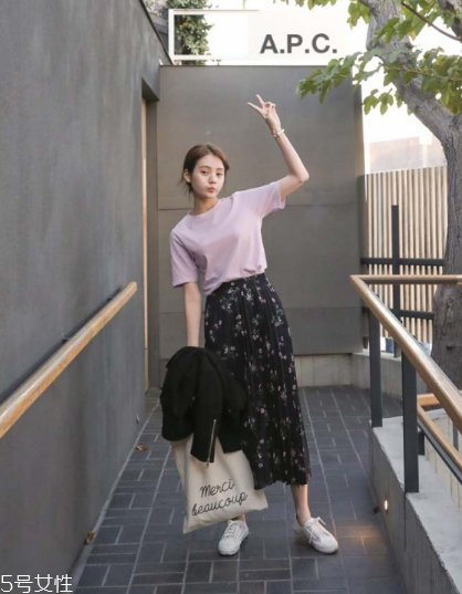 碎花長裙搭配什么上衣？復古或優雅隨意切換