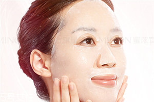 面膜敷多長(zhǎng)時(shí)間為好？干燥的肌膚及時(shí)補(bǔ)水