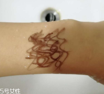kiss me眼線筆怎么卸？卸妝水直接擦拭即可