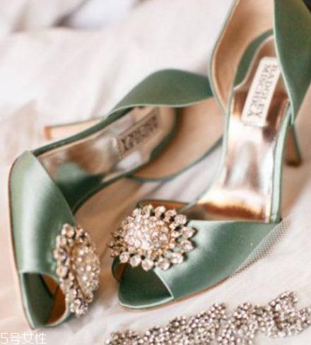 badgley mischka鞋子偏大嗎？時尚與奢華并存的紅毯戰靴