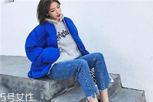 牛仔褲可以配皮鞋嗎？搭出時尚街拍范兒