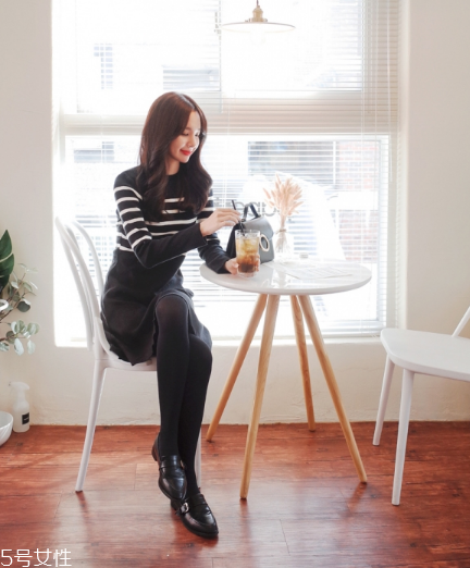 條紋針織裙怎么搭配？優雅氣質讓人著迷