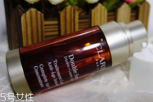 嬌韻詩雙管精華好用嗎？年輕肌膚的日常抗氧化產品