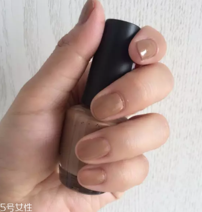 綠色指甲油顯手黑嗎？反光深綠色適合黃皮