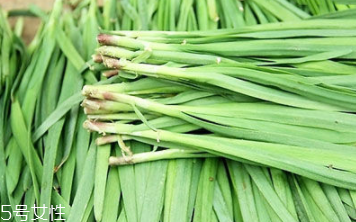 韭菜沒熟吃了會(huì)怎么樣？生韭菜很辛辣