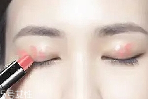怎么用口紅畫眼影？兩步畫好眼妝
