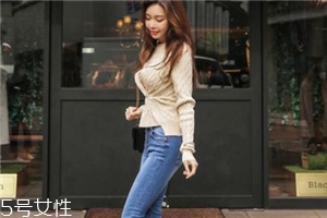 米色毛衣怎么搭配？打造氣質女神范兒