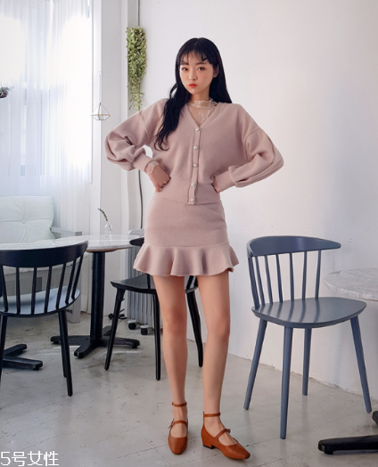 粉色針織衫怎么搭配？文藝又少女的穿搭經典