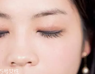 單眼皮如何畫眼影？亮色眼影會制造車禍現場