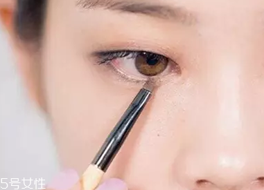 單眼皮如何畫眼影？亮色眼影會制造車禍現場