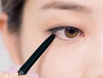 單眼皮如何畫眼影？亮色眼影會制造車禍現場