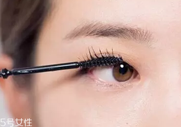 單眼皮如何畫眼影？亮色眼影會制造車禍現場