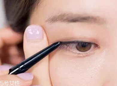 單眼皮如何畫眼影？亮色眼影會制造車禍現場