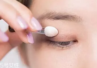 單眼皮如何畫眼影？亮色眼影會制造車禍現場