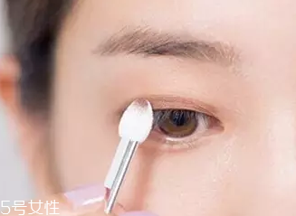 單眼皮如何畫眼影？亮色眼影會制造車禍現場