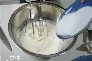 淡奶油怎么打發 打發淡奶油的技巧
