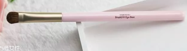 眼影用手還是刷子？?jī)煞N工具詳細(xì)用法