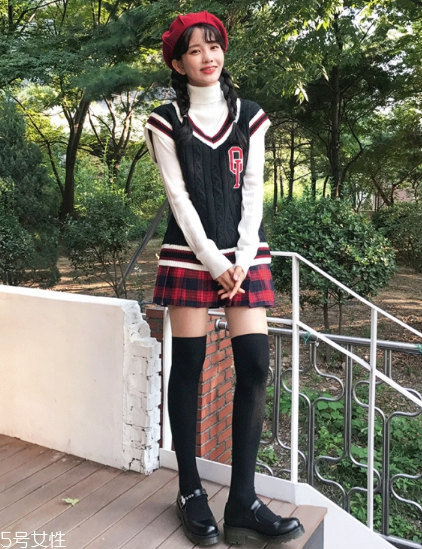 格子百褶裙配什么上衣？美翻整個春夏