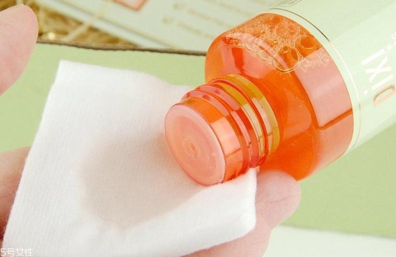 去角質化妝水含酒精嗎？適合痘肌嗎？