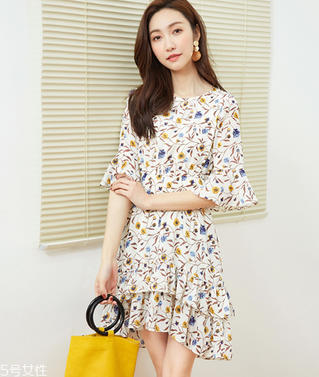 碎花衣服怎么搭配？美上天的秘密武器