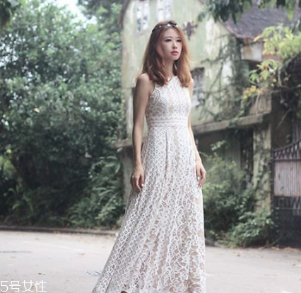 連衣裙搭配什么鞋子好看？處處散發迷人氣質