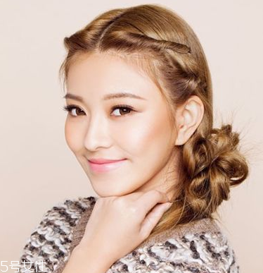 中長發怎么扎好看 中長發這樣扎可愛又減齡