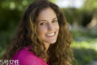 卷發洗頭后不吹可以嗎 卷發的護理方法