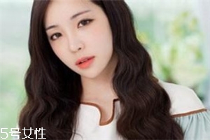 卷發洗頭后不吹可以嗎 卷發的護理方法
