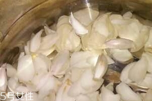 新鮮百合能泡水喝嗎？新鮮百合泡水好嗎？