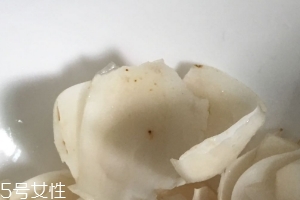 新鮮百合可以燉雞嗎？新鮮百合燉雞好吃嗎？