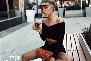 鎖骨鏈怎么搭配？鎖骨鏈搭配衣服技巧