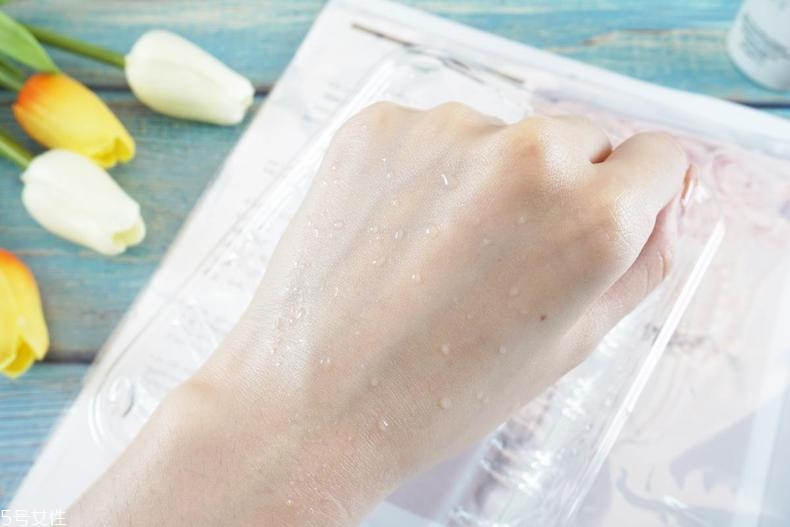 雅詩蘭黛晶透沁白防曬搖搖乳成膜快嗎？適合油痘皮嗎？