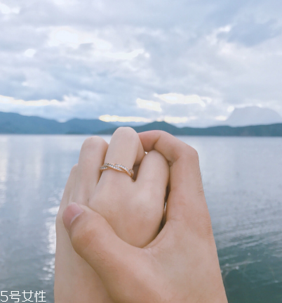 戒指戴中指是什么意思？戒指戴中指代表什么含義