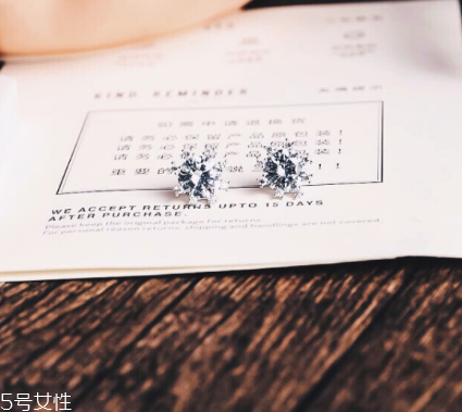 耳釘對(duì)耳唇有什么危害？耳釘對(duì)耳朵有哪些害處？