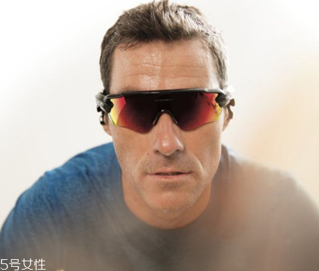 oakley眼鏡真假辨別 歐克利眼鏡怎么辨別真假？