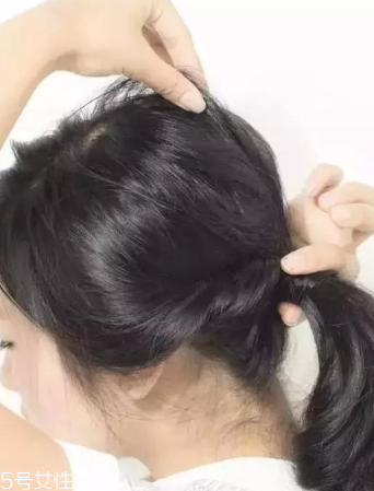 長發低馬尾怎么扎有氣質 不會散的溫柔婉約低馬尾教程