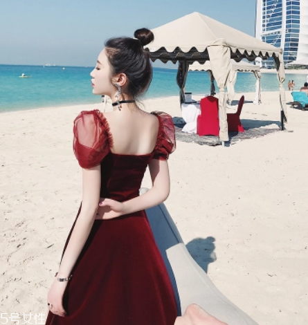 黃皮適合什么顏色裙子？什么顏色裙子適合黃皮女生？