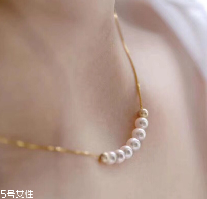 珍珠項(xiàng)鏈能戴著洗澡嗎？珍珠項(xiàng)鏈洗澡要摘下嗎？